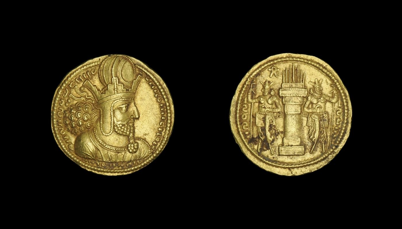 SASA–SHAP1–AV–DIN–001 Full view of Sasanian gold dinar of Shapur I showing both obverse and reverse.